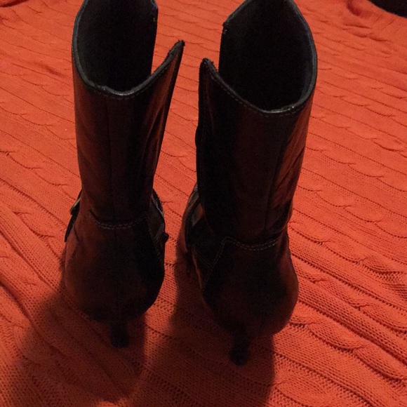 Versatile black leather bootie with buckle detail. - Picture 4 of 4